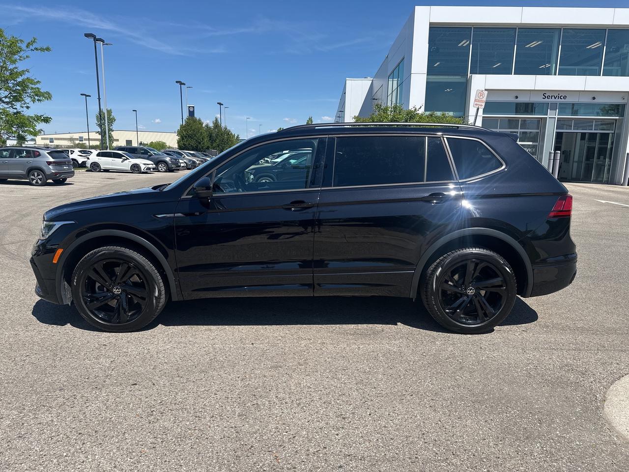 2024 Volkswagen Tiguan Comfortline R-Line Black Edition 4MOTION Photo