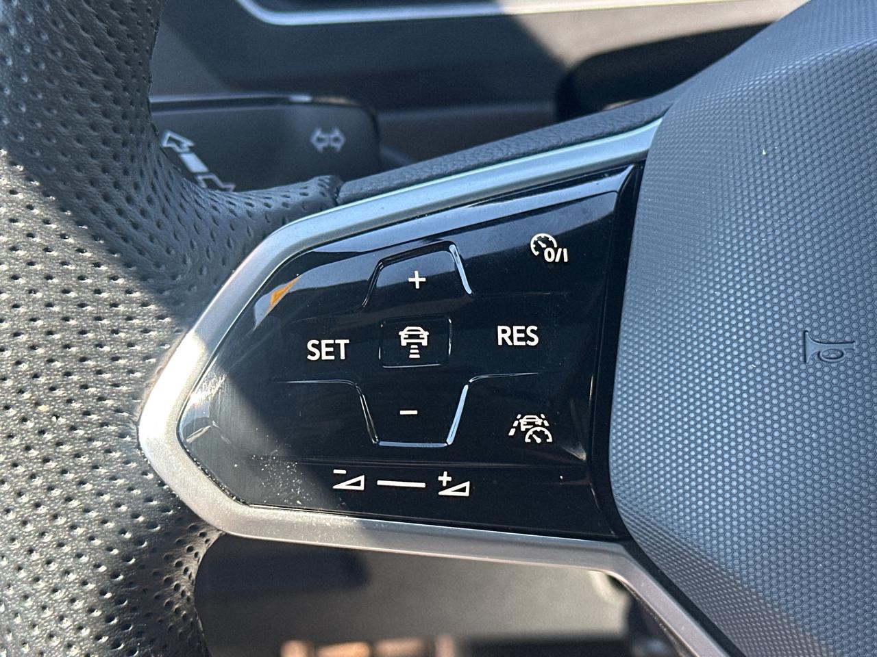 2024 Volkswagen Tiguan Comfortline R-Line Black Edition 4MOTION Photo