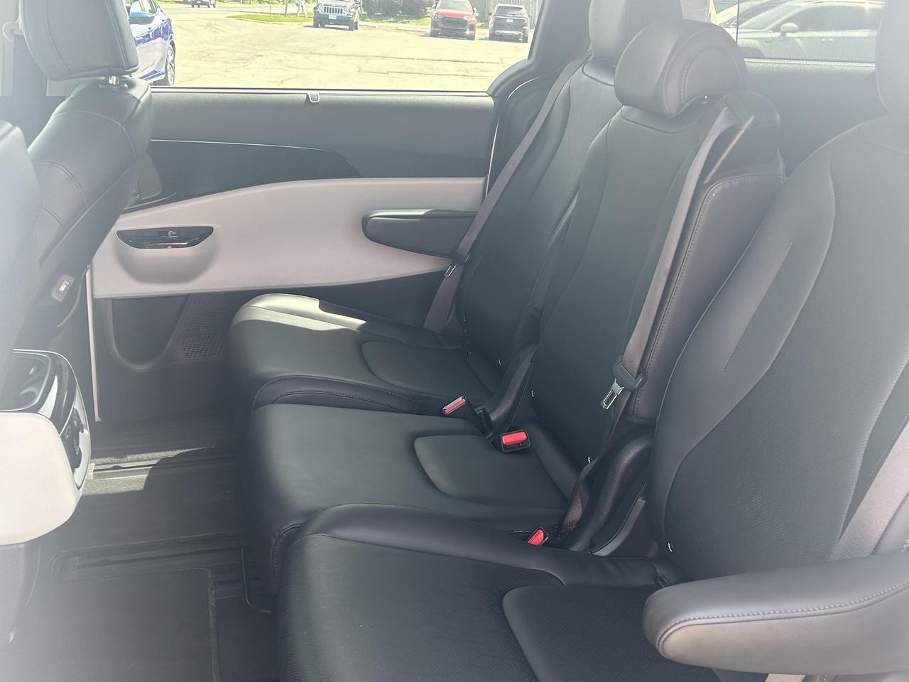 2022 Kia Carnival EX/LEATHER/HEATED SEATS/BACK UP CAM/CALL PICTON Photo