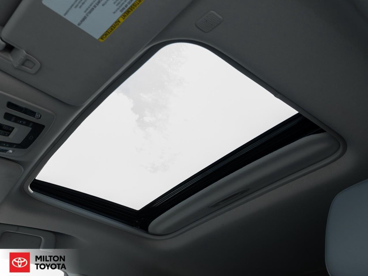 2024 Toyota Sienna 8 PASSENGER SUNROOF LEATHER REMOTE CONNECT ONE OWN Photo