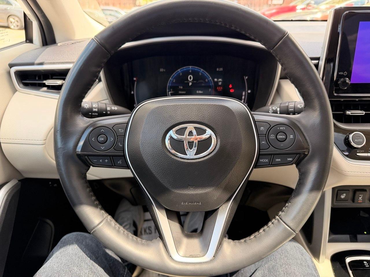 2024 Toyota Corolla Cross XLE AWD, ONE OWNER, SUNROOF, PUSH BUTTON START Photo