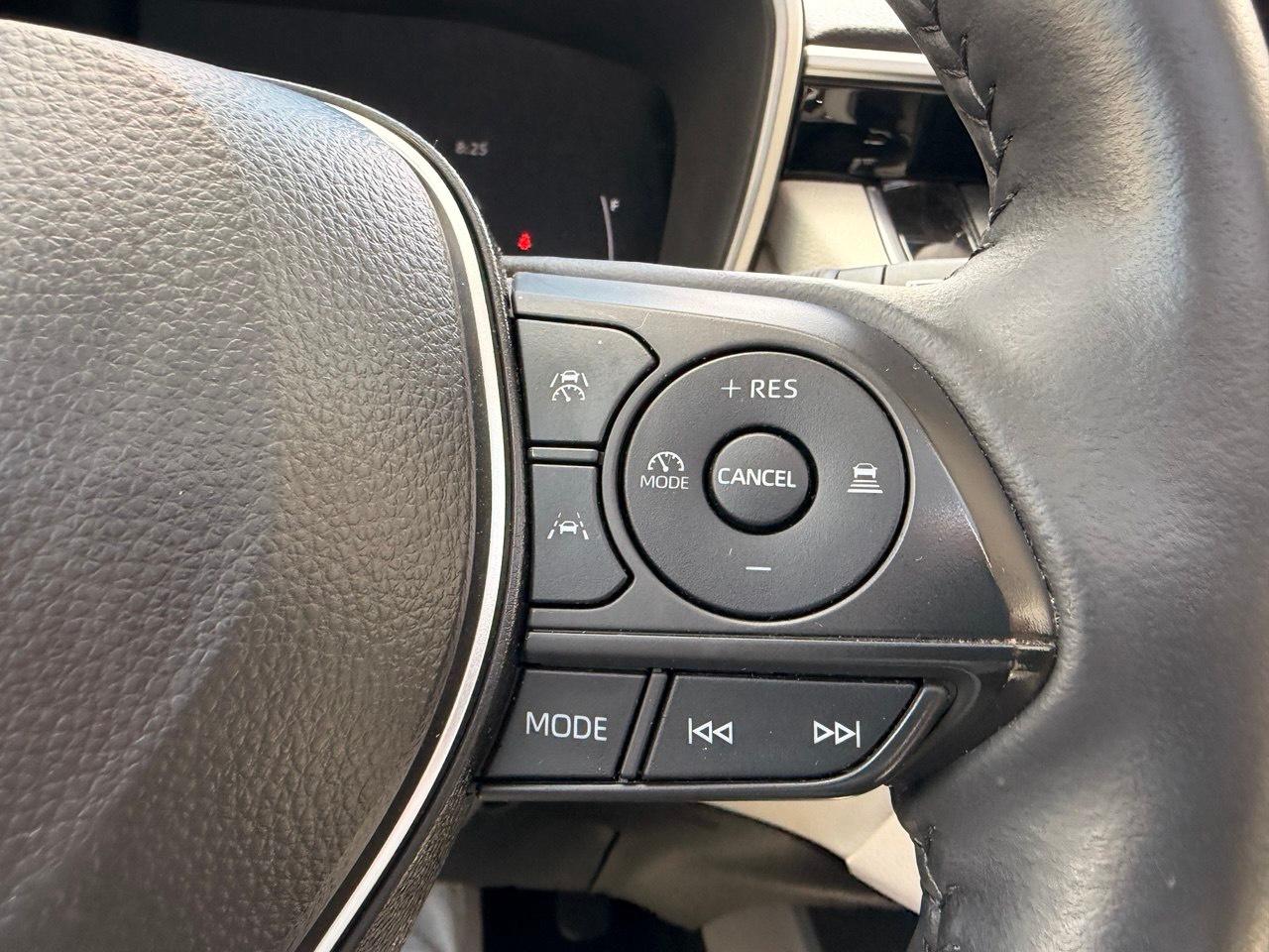 2024 Toyota Corolla Cross XLE AWD, ONE OWNER, SUNROOF, PUSH BUTTON START Photo