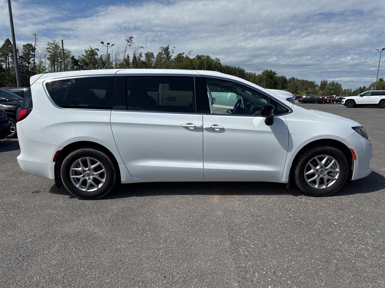 2024 Chrysler Grand Caravan SXT - htd seats/wheel - cruise control Photo