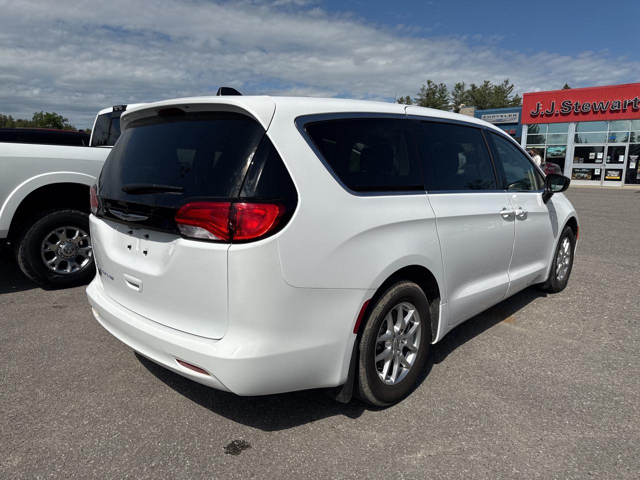 2024 Chrysler Grand Caravan SXT - htd seats/wheel - cruise control Photo