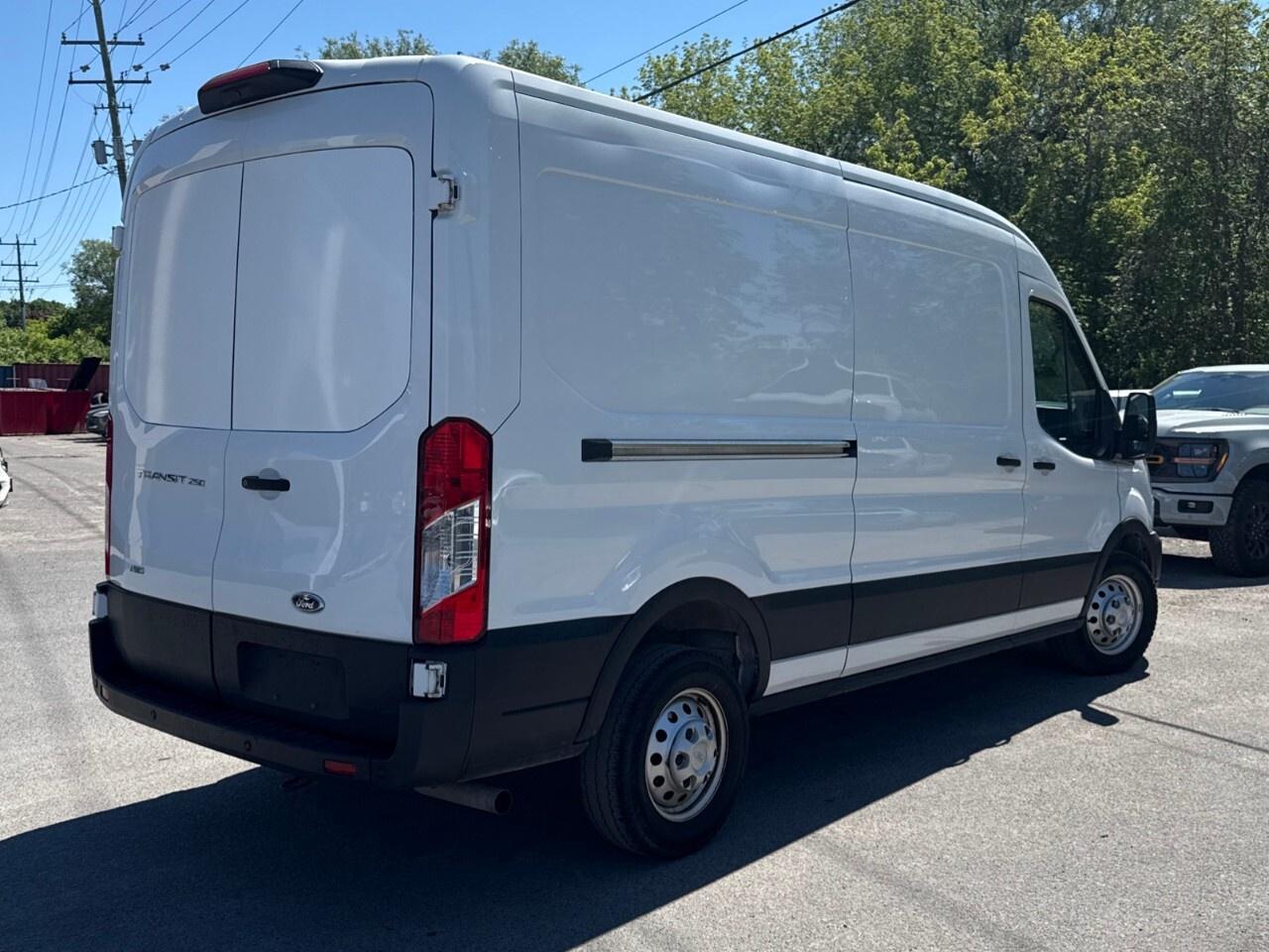 2023 Ford Transit Cargo Van BASE   AWD   LOW KM   NO ACCIDENTS Photo4