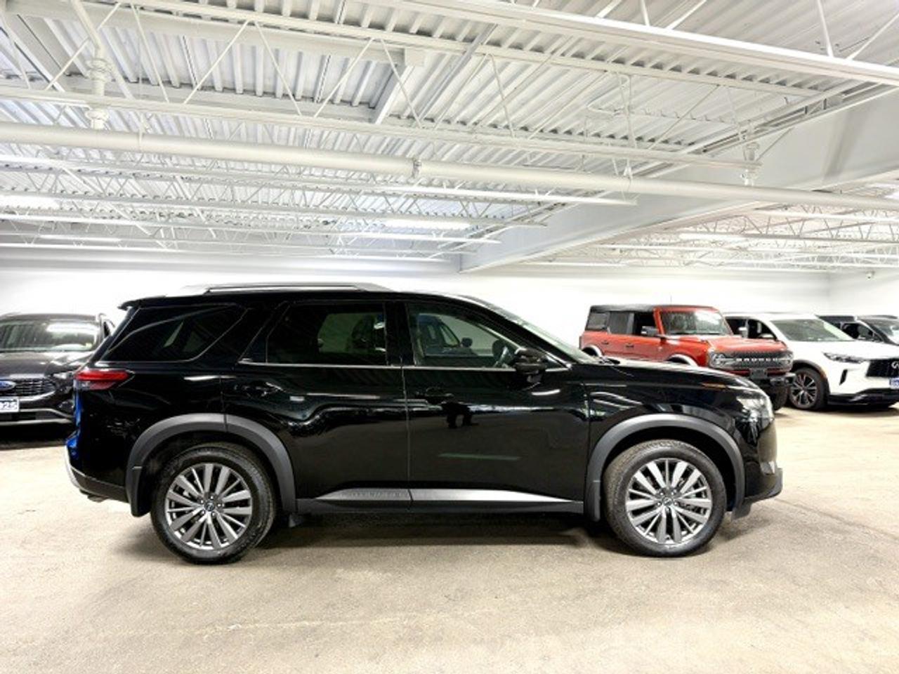 2025 Nissan Pathfinder SL 4dr 4x4 Photo3