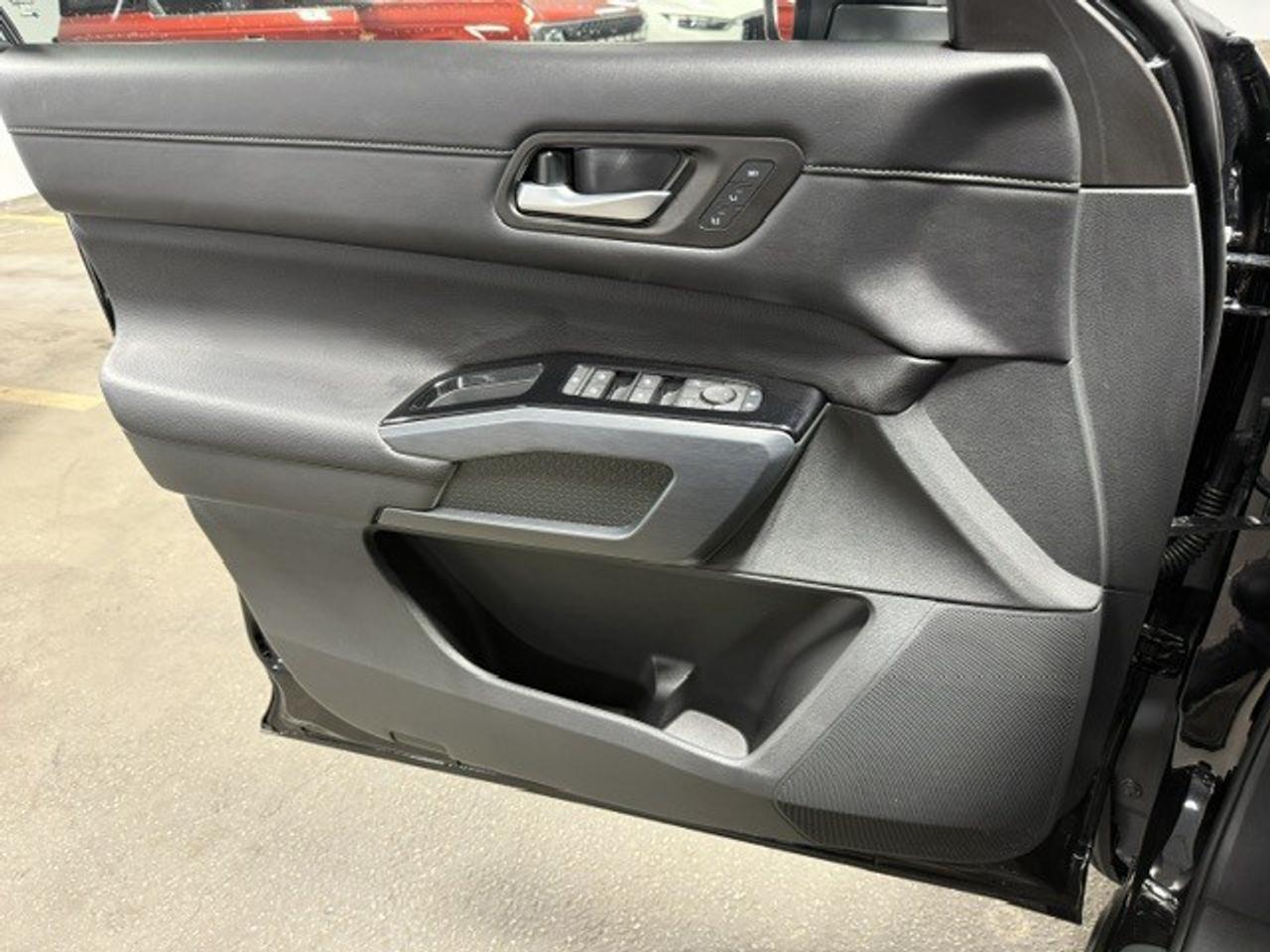 2025 Nissan Pathfinder SL 4dr 4x4 Photo