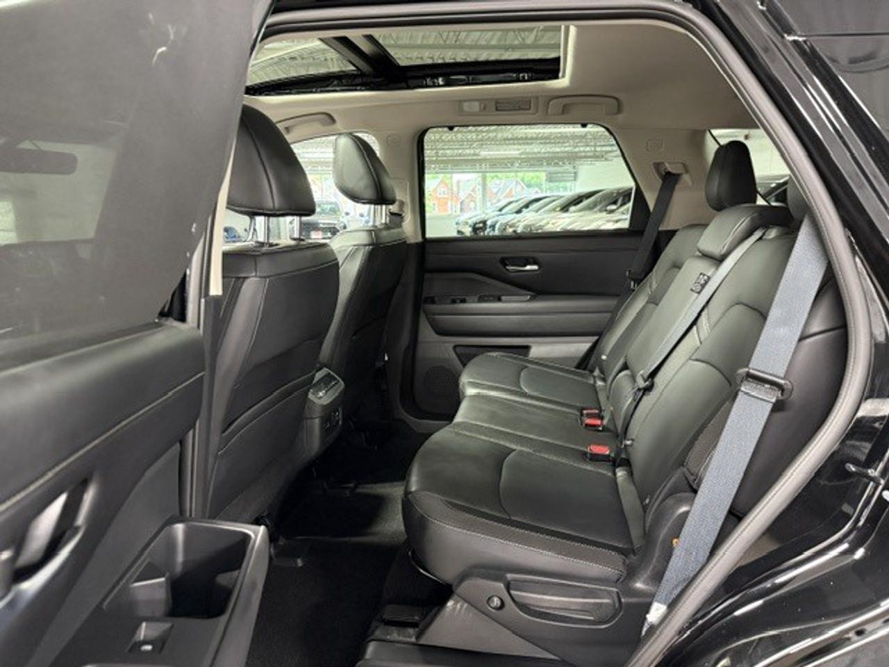 2025 Nissan Pathfinder SL 4dr 4x4 Photo