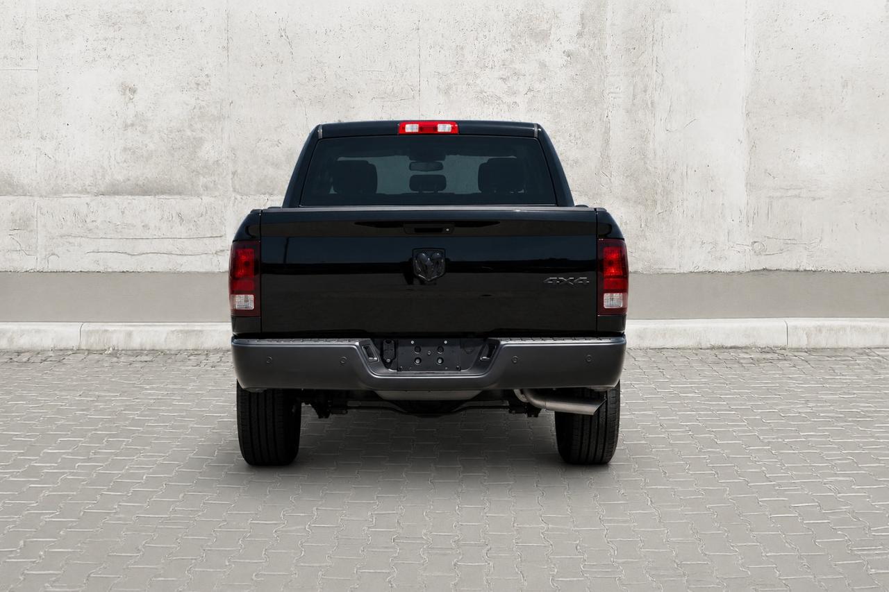 2022 RAM 1500 Classic SLT  SiriusXM SideSteps BedCover RearParkingSensor Photo4