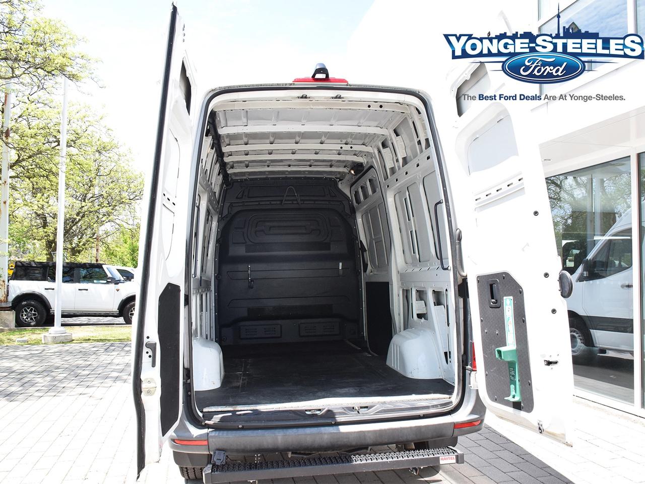 2019 Mercedes-Benz Sprinter Cargo Van 3500 High Roof - DIESEL - LOW KMS Photo