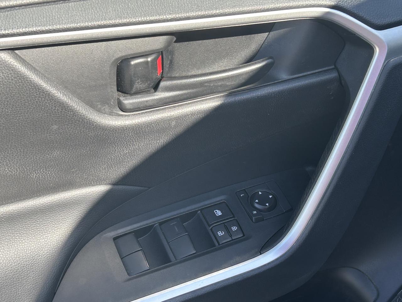 2022 Toyota RAV4 Hybrid LE AWD   ONE OWNER Photo