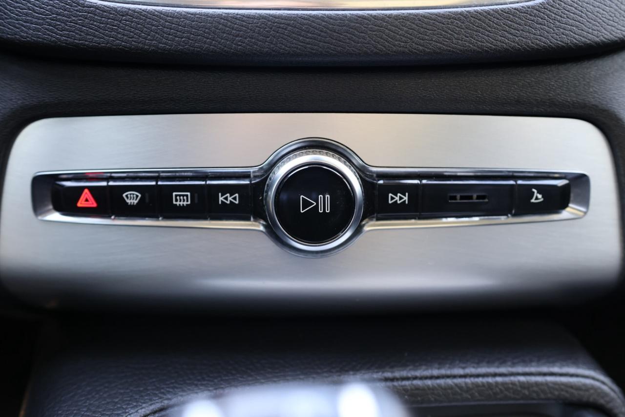 2018 Volvo XC90 T6-AWD-MOMENTUM/NAV/360 CAM/PANO ROOF/ADAPT CRUISE Photo