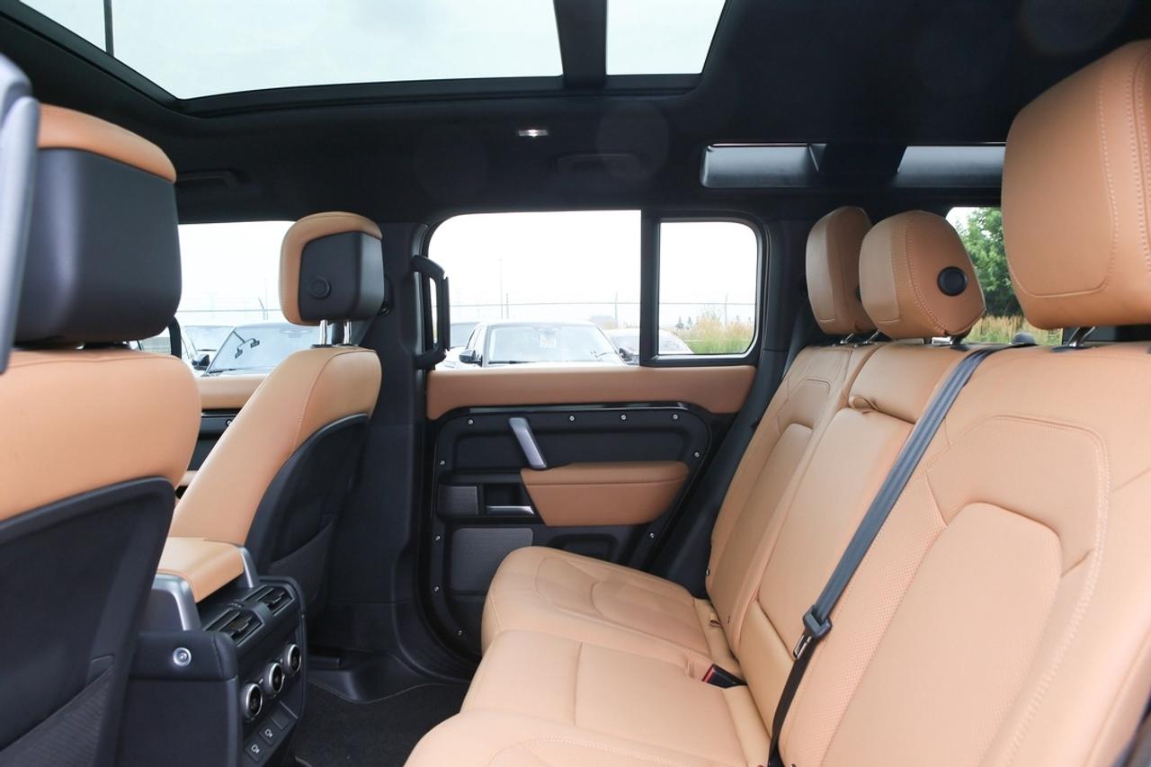 2024 Land Rover Defender V8 /RARE/VERY LOW KMS/CLEAN CARFAX/MUST SEE Photo