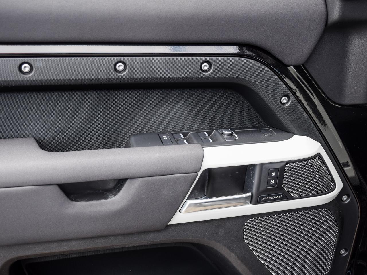 2023 Land Rover Defender S Photo