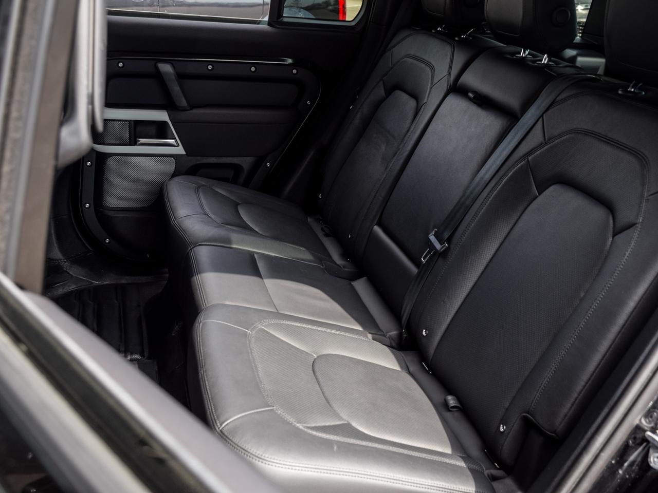 2023 Land Rover Defender S Photo
