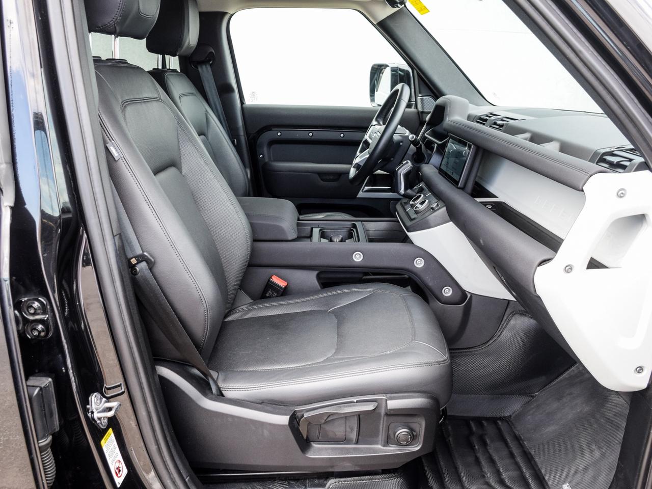 2023 Land Rover Defender S Photo