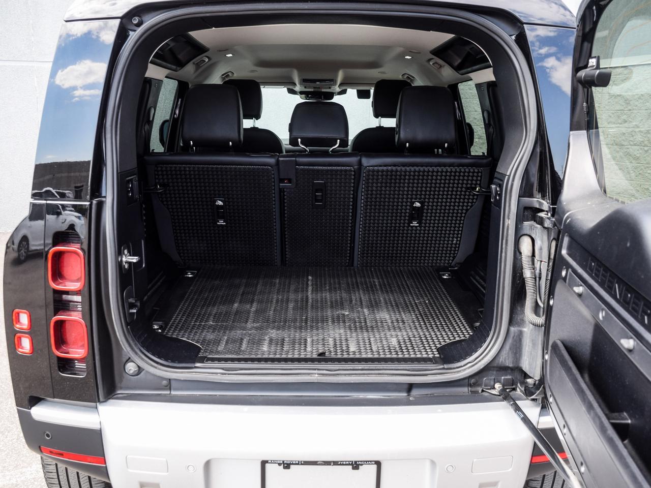 2023 Land Rover Defender S Photo