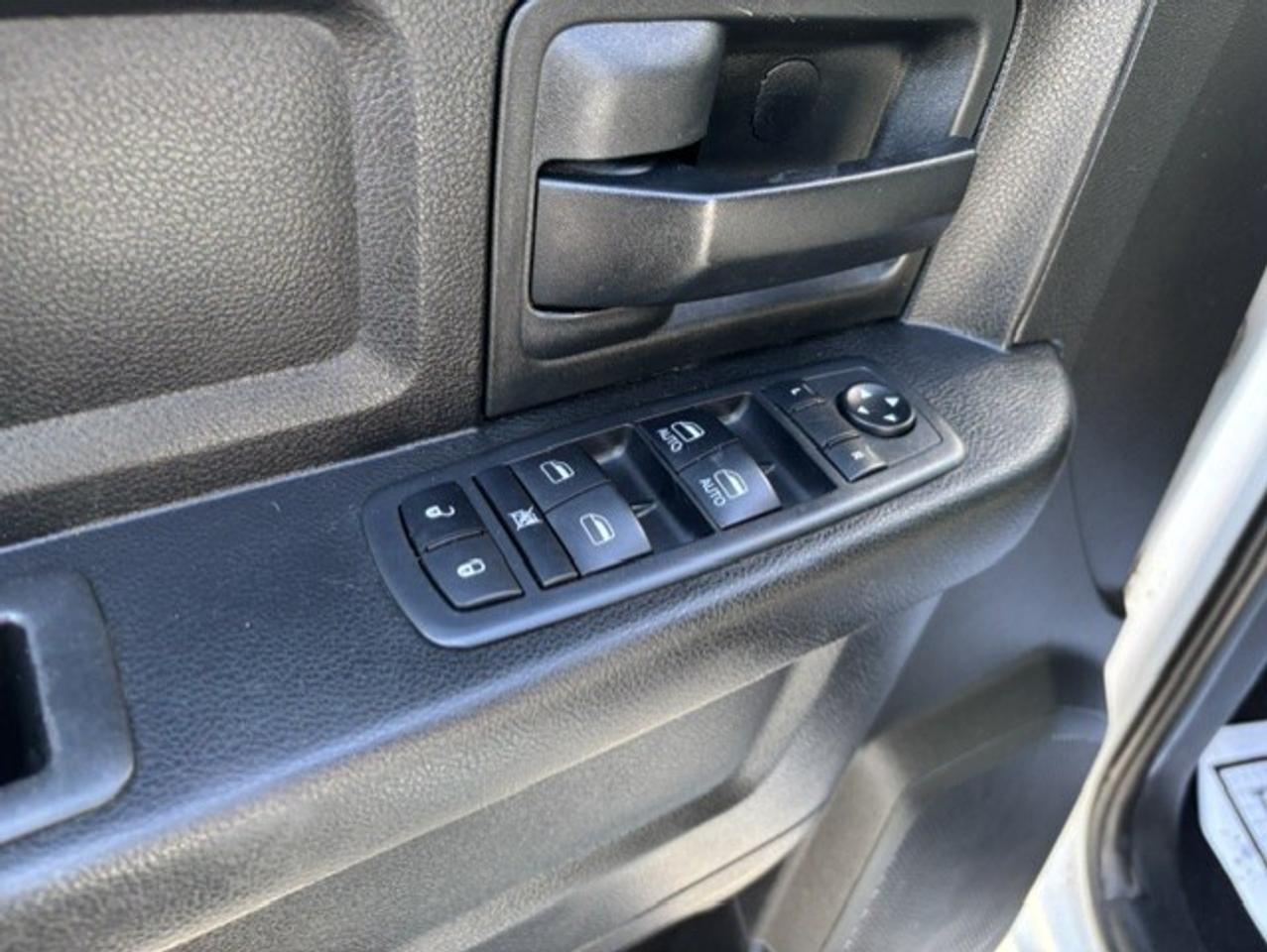 2019 RAM 1500 Classic 4X4 HEMI V8 CLASSIC-CAMERA-REMOTE START-QUAD CAB! Photo