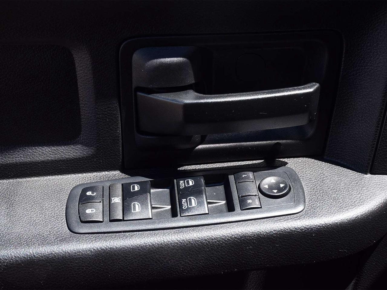 2017 RAM 1500 Crew Cab Tradesman 4x4 ~HEMI ~Bluetooth ~Alloys Photo