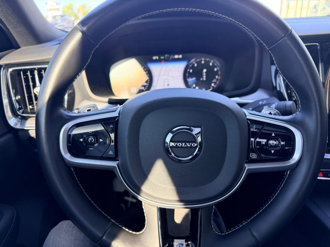 2020 Volvo S60 T6 AWD R-Design Photo