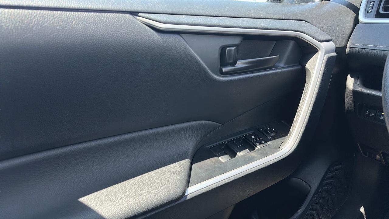 2025 Toyota RAV4 LE AWD Photo