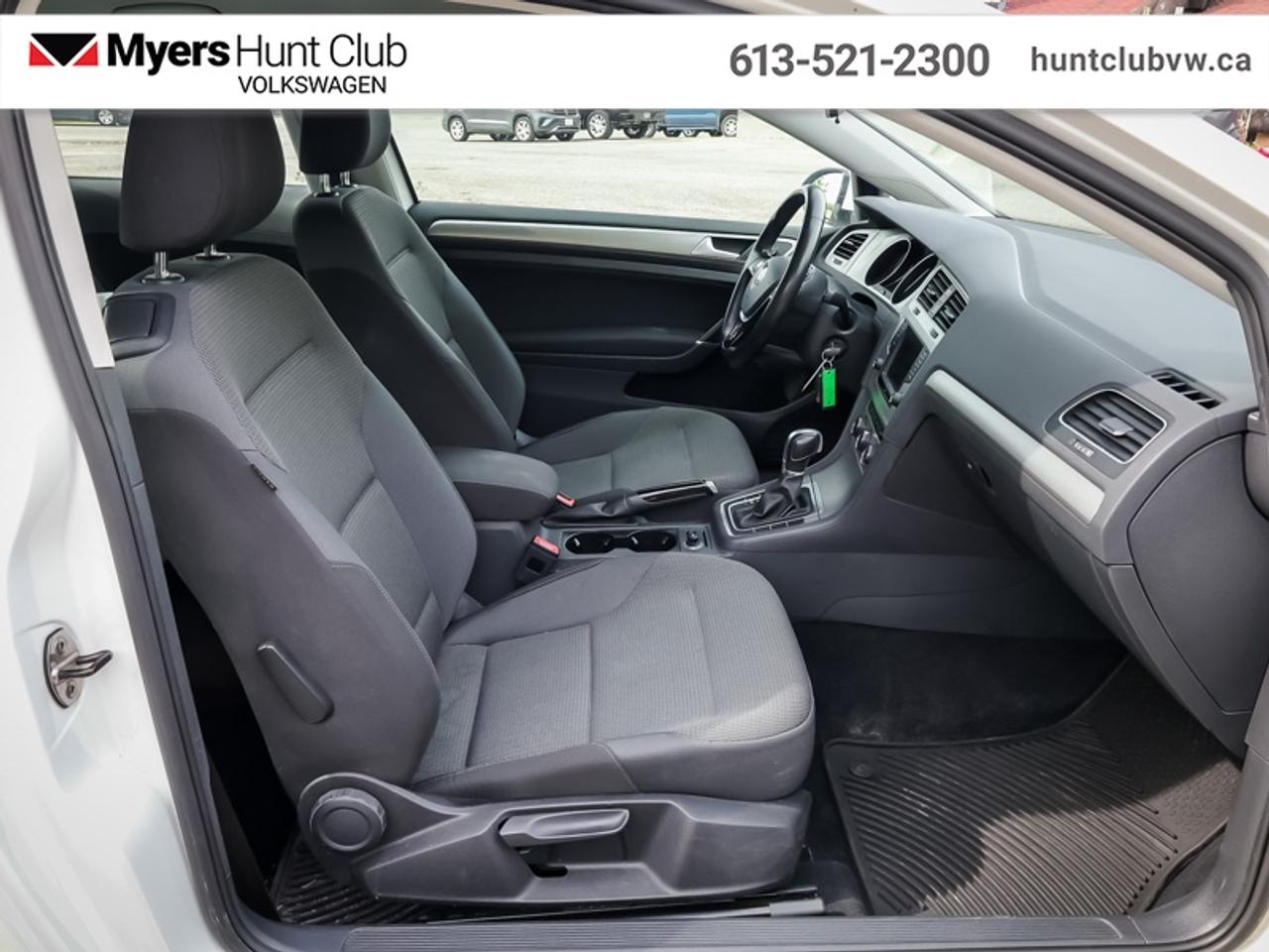 2016 Volkswagen Golf TRENDLINE Photo