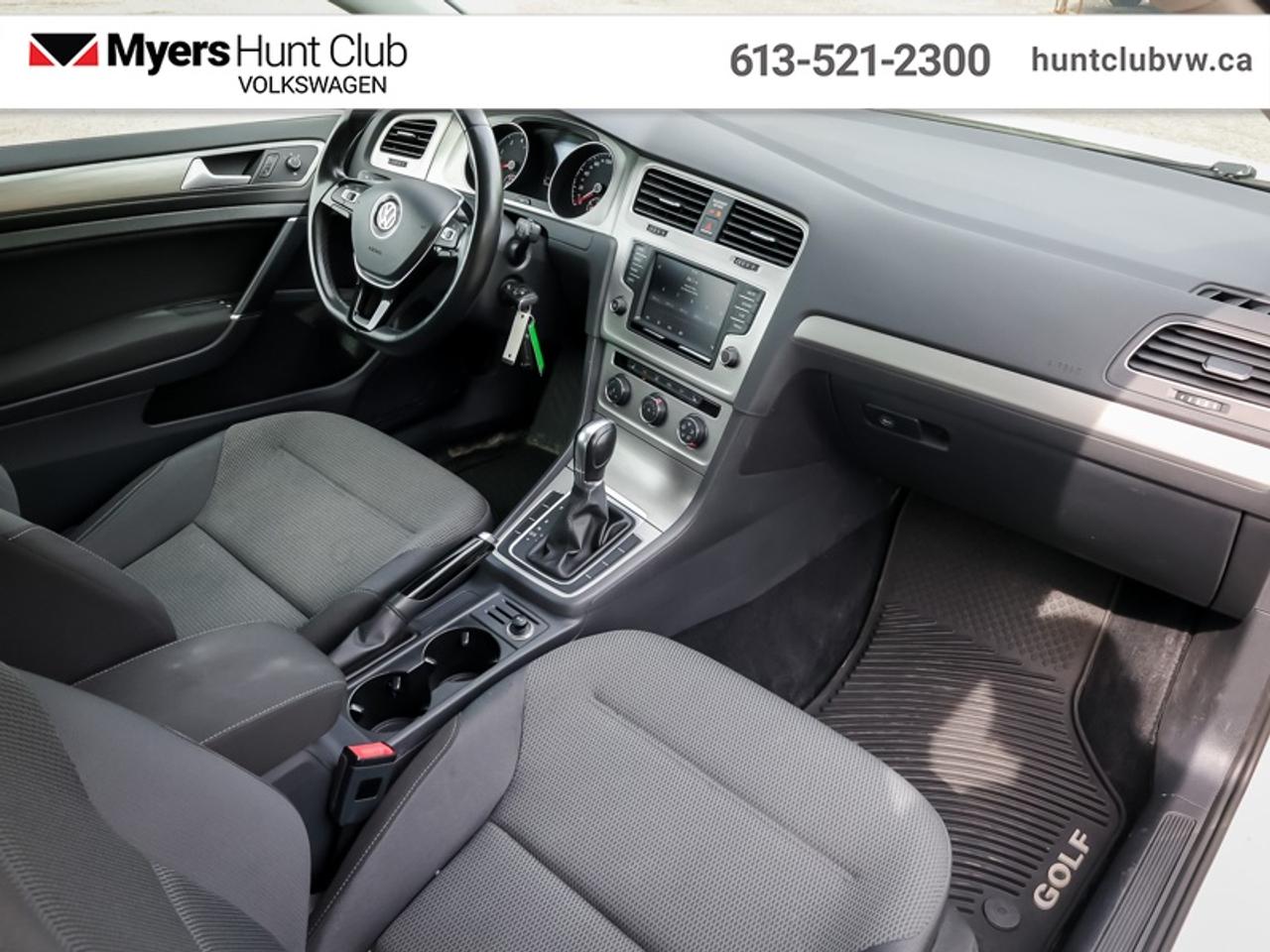 2016 Volkswagen Golf TRENDLINE Photo