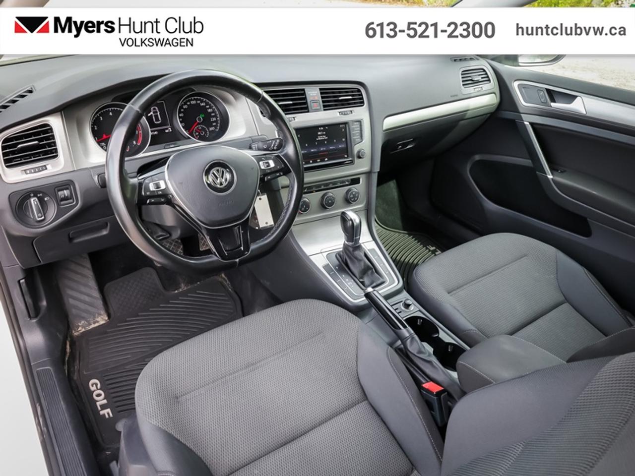 2016 Volkswagen Golf TRENDLINE Photo