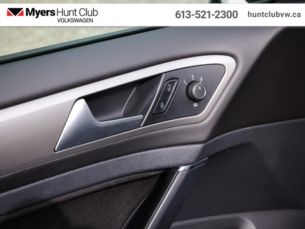 2016 Volkswagen Golf TRENDLINE Photo