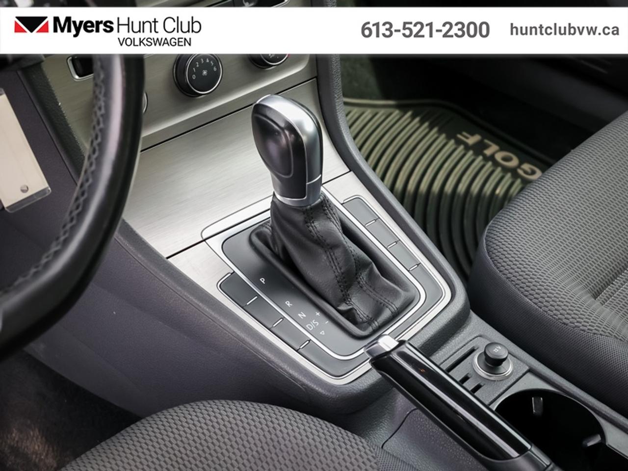 2016 Volkswagen Golf TRENDLINE Photo