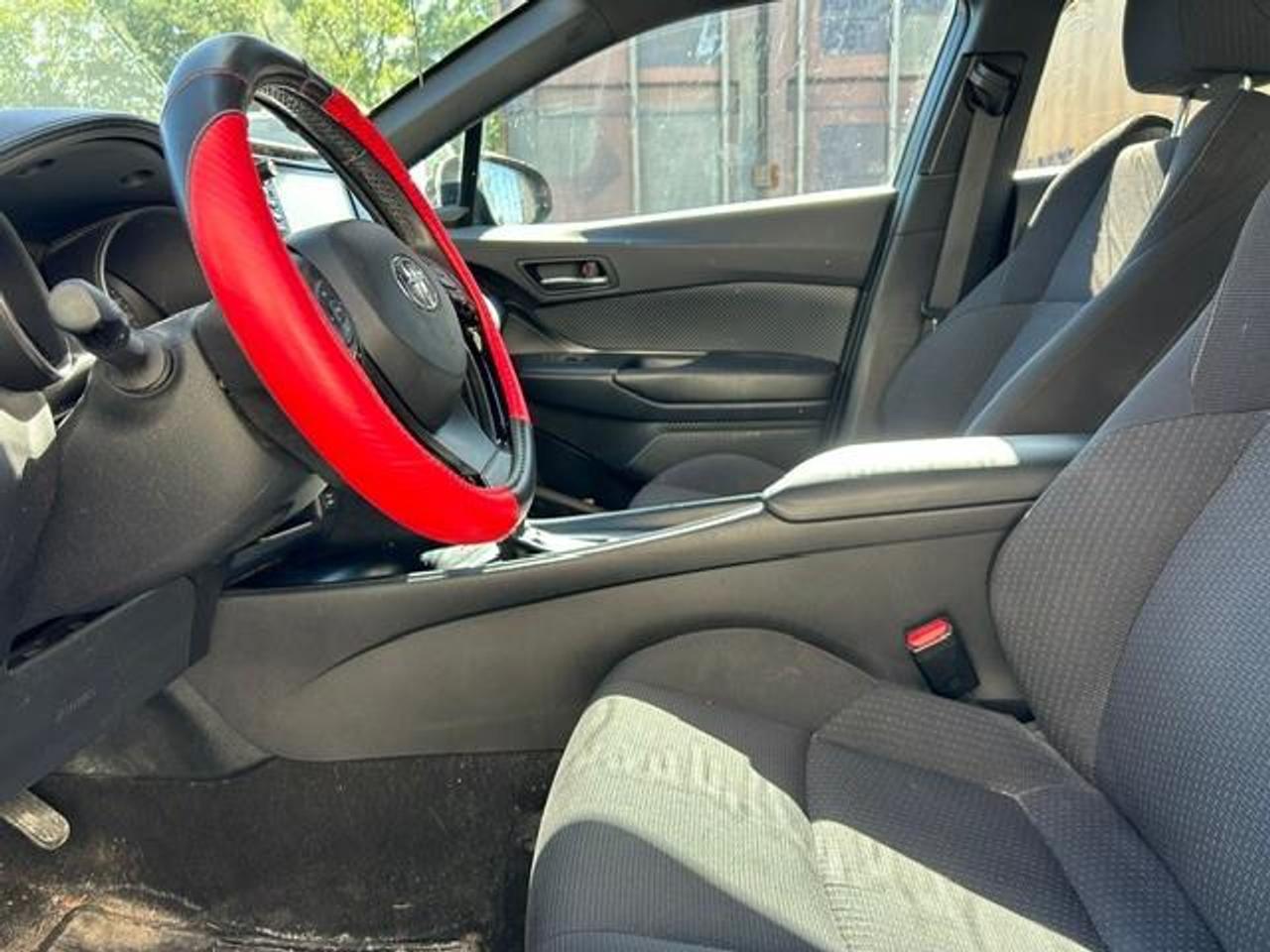 2018 Toyota C-HR XLE 4dr Front-Wheel Drive Sport Utility Photo4