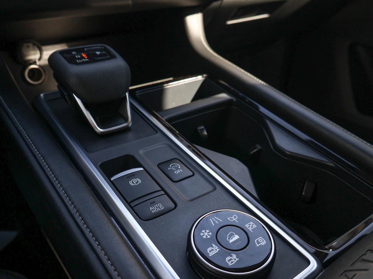 2024 Nissan Pathfinder SV Photo