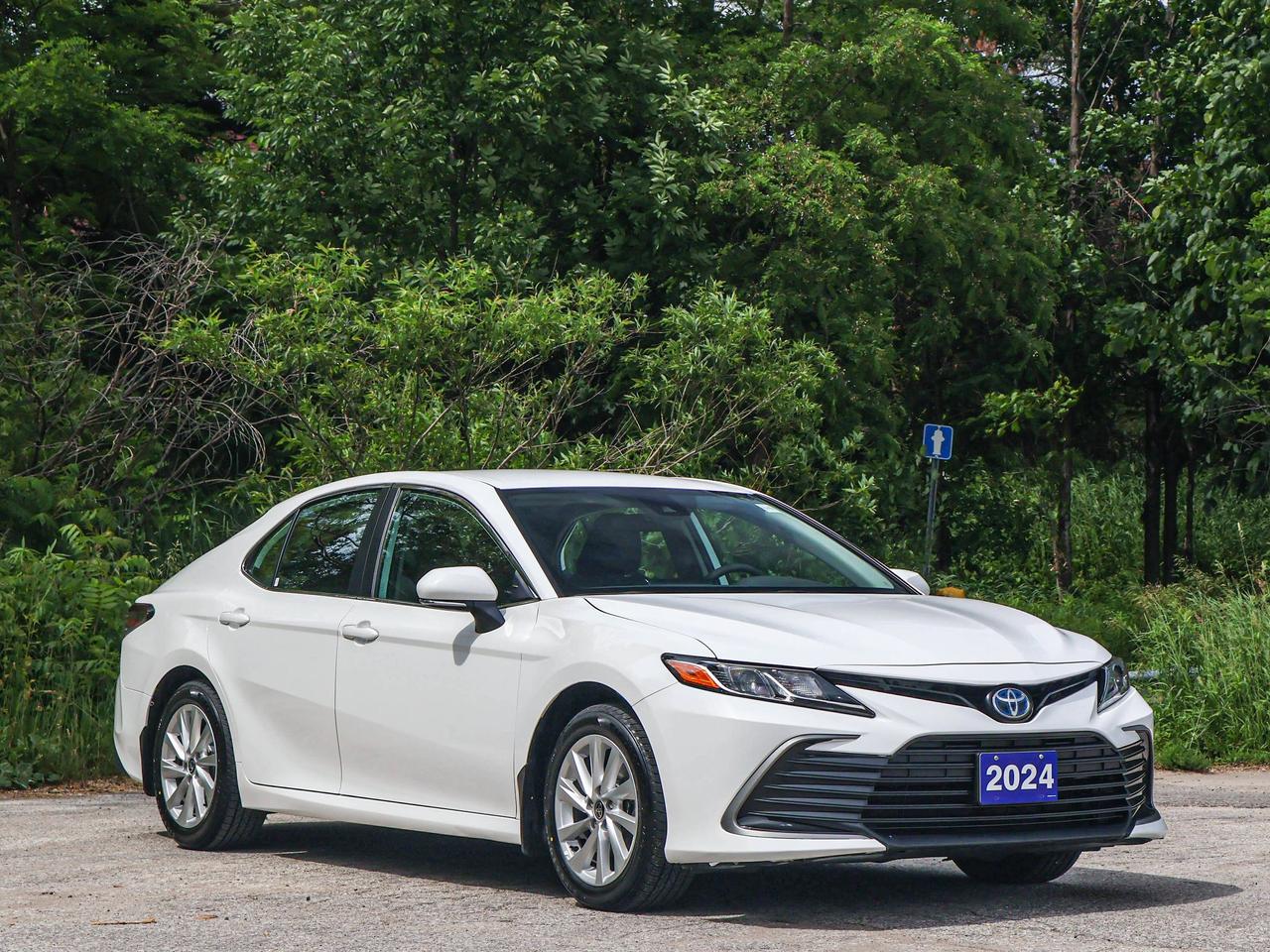2024 Toyota Camry HYBRID LE Photo3