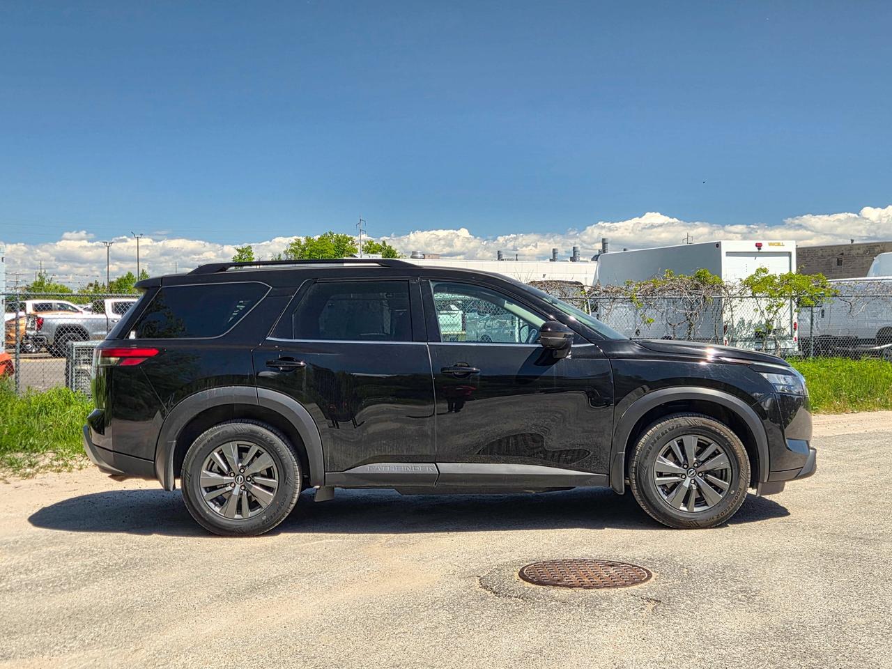 2024 Nissan Pathfinder SV Photo3