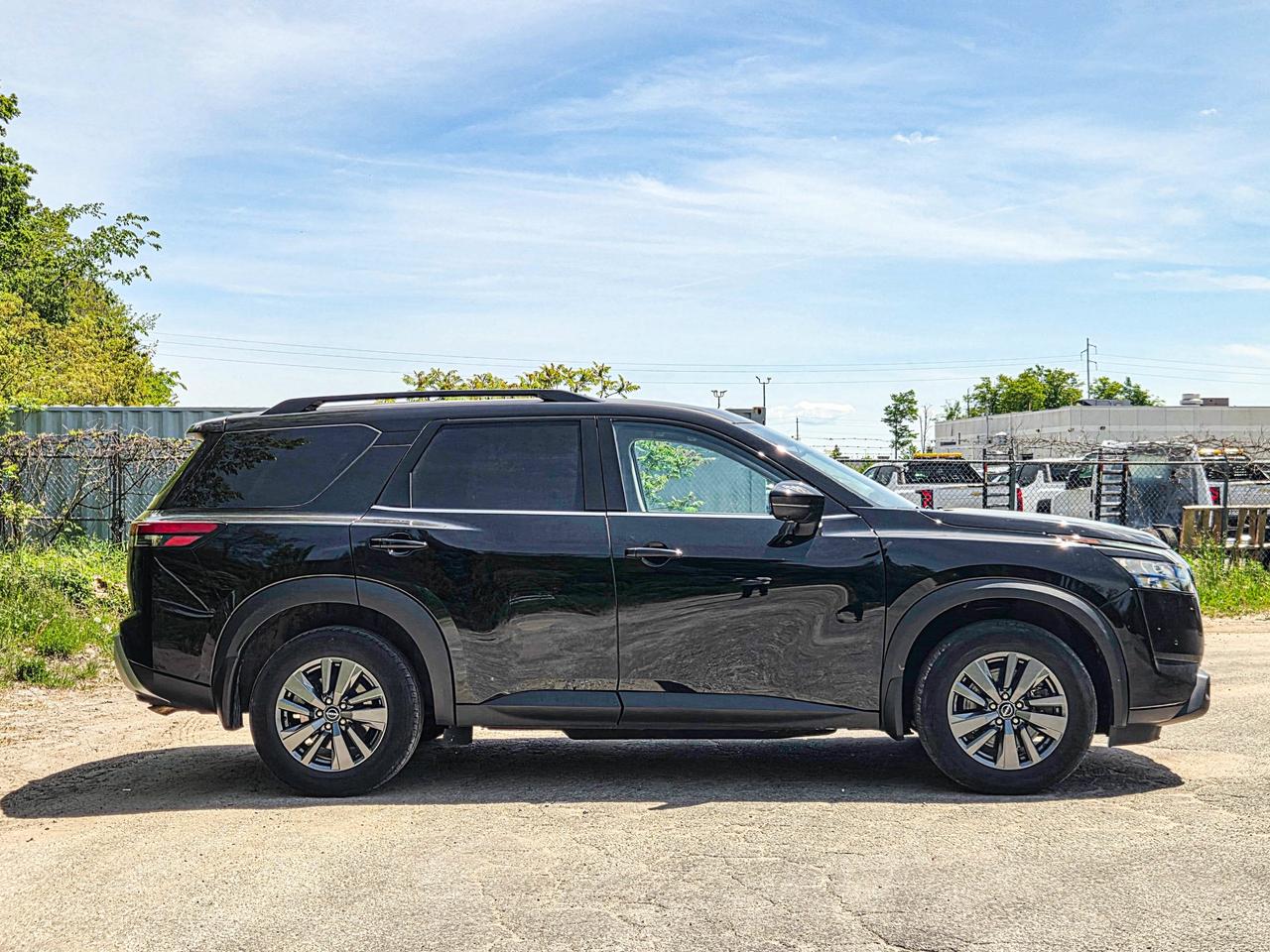 2024 Nissan Pathfinder SV Photo