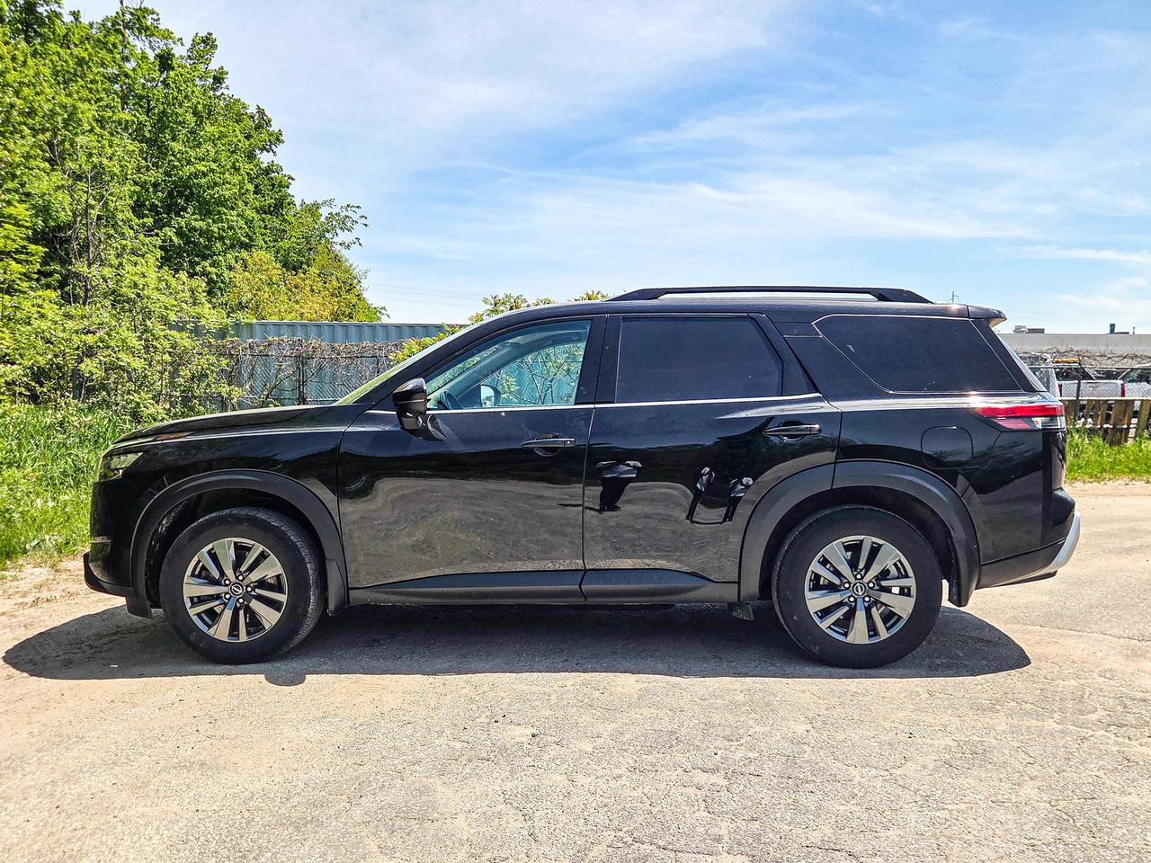 2024 Nissan Pathfinder SV Photo