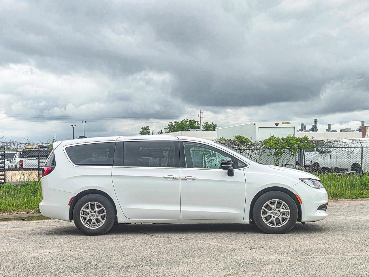 2024 Chrysler Grand Caravan SXT Photo2
