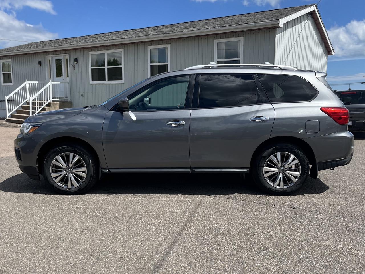 2020 Nissan Pathfinder SV AWD Photo3