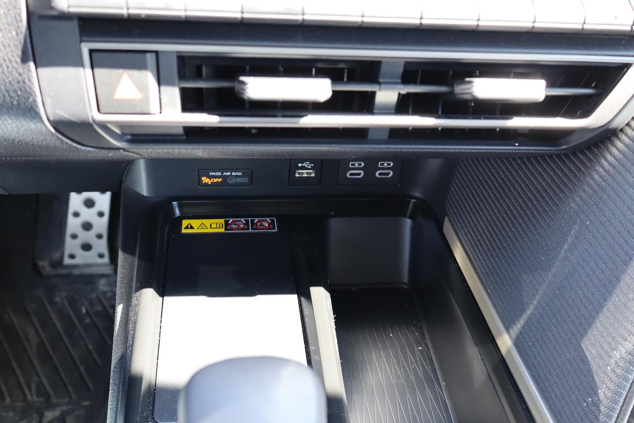 2026 Toyota Camry SE  Hybrid Photo