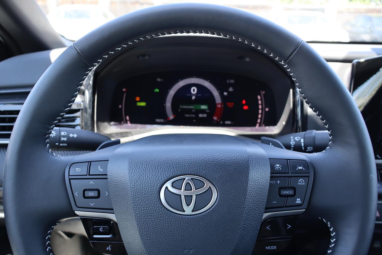 2026 Toyota Camry SE  Hybrid Photo