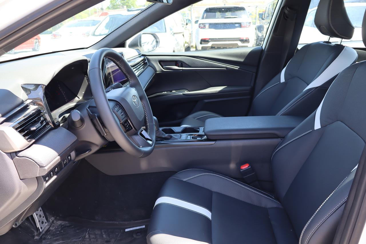 2026 Toyota Camry SE  Hybrid Photo