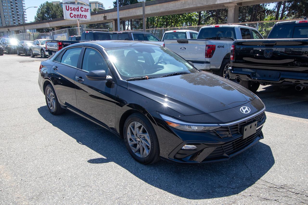 2025 Hyundai Elantra Preferred IVT Photo3