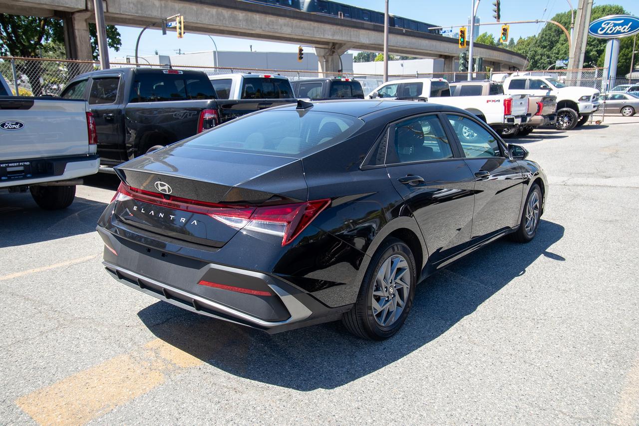 2025 Hyundai Elantra Preferred IVT Photo4