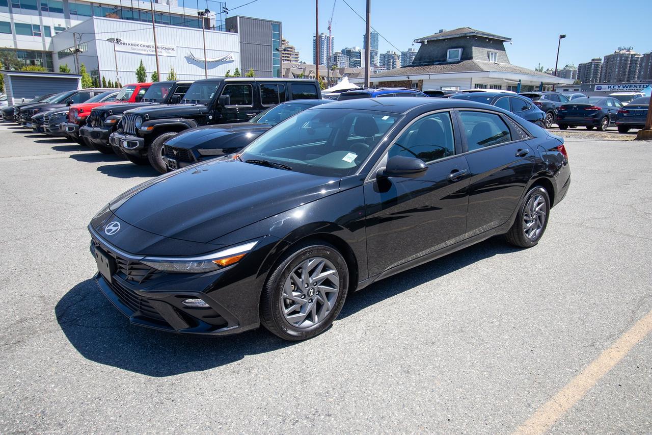 2025 Hyundai Elantra Preferred IVT Photo1
