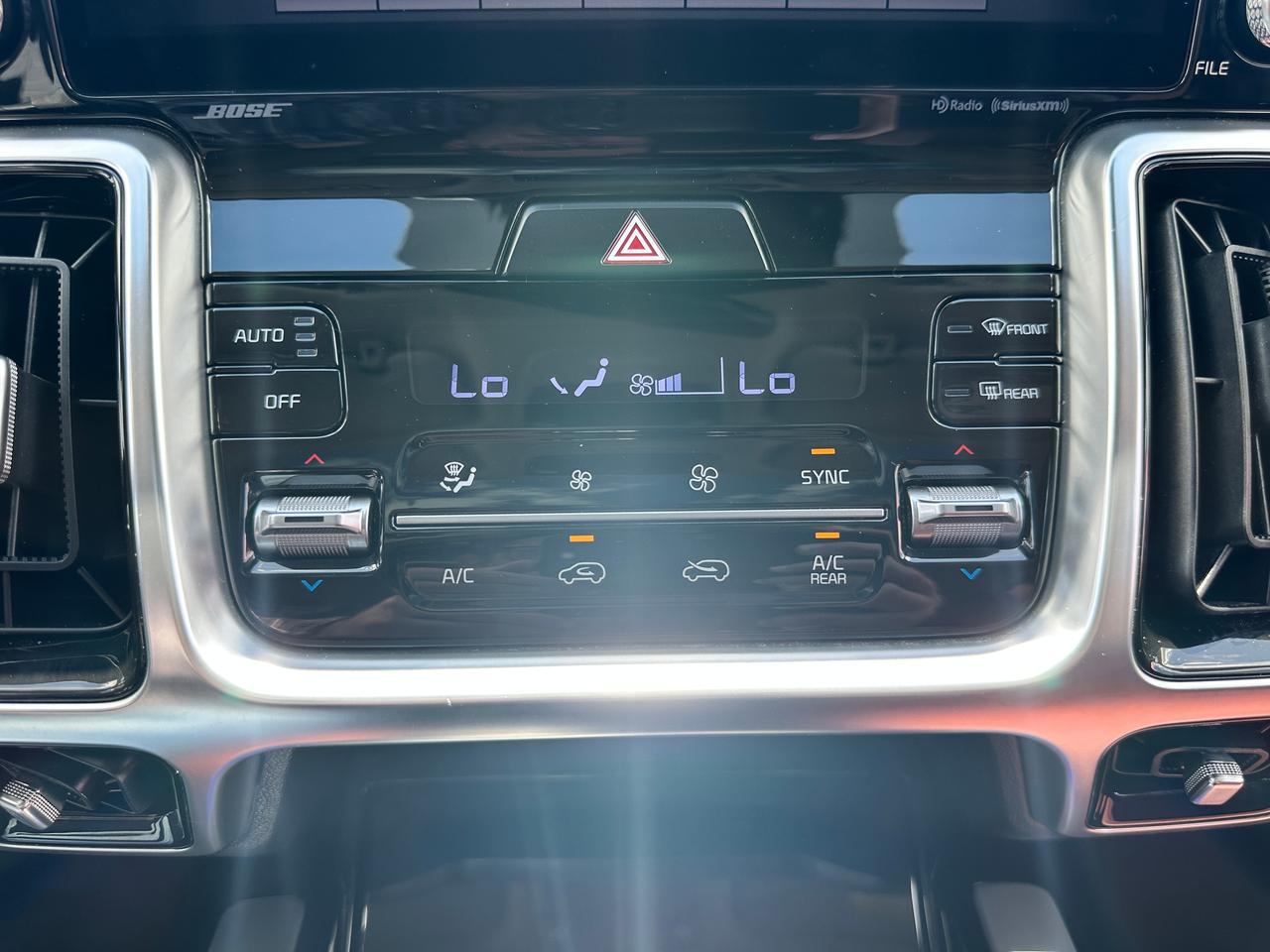 2021 Kia Sorento SX AWD HTD/CLD-LTHR PanoRoof NAV 6-Pass A/C Alloys Photo