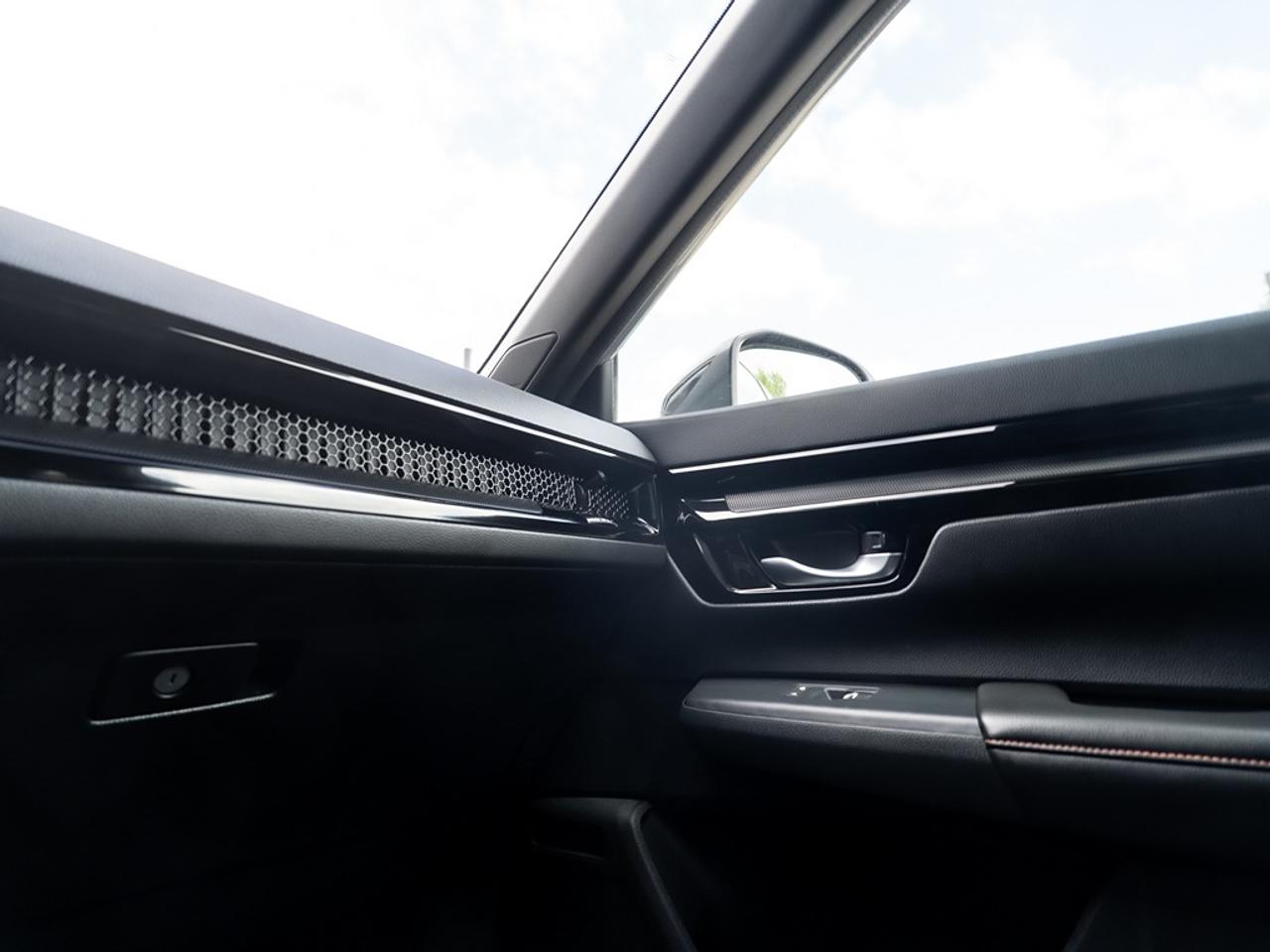 2023 Honda CR-V Hybrid Touring AWD Photo14
