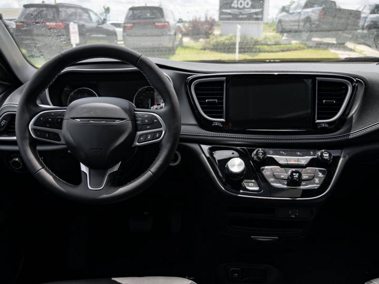 2027 Chrysler Pacifica Select Photo