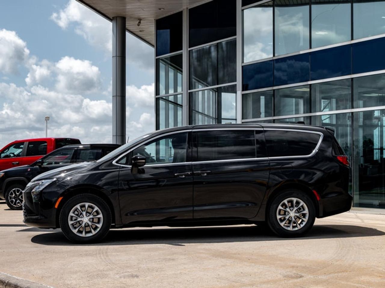 2027 Chrysler Pacifica Select Photo