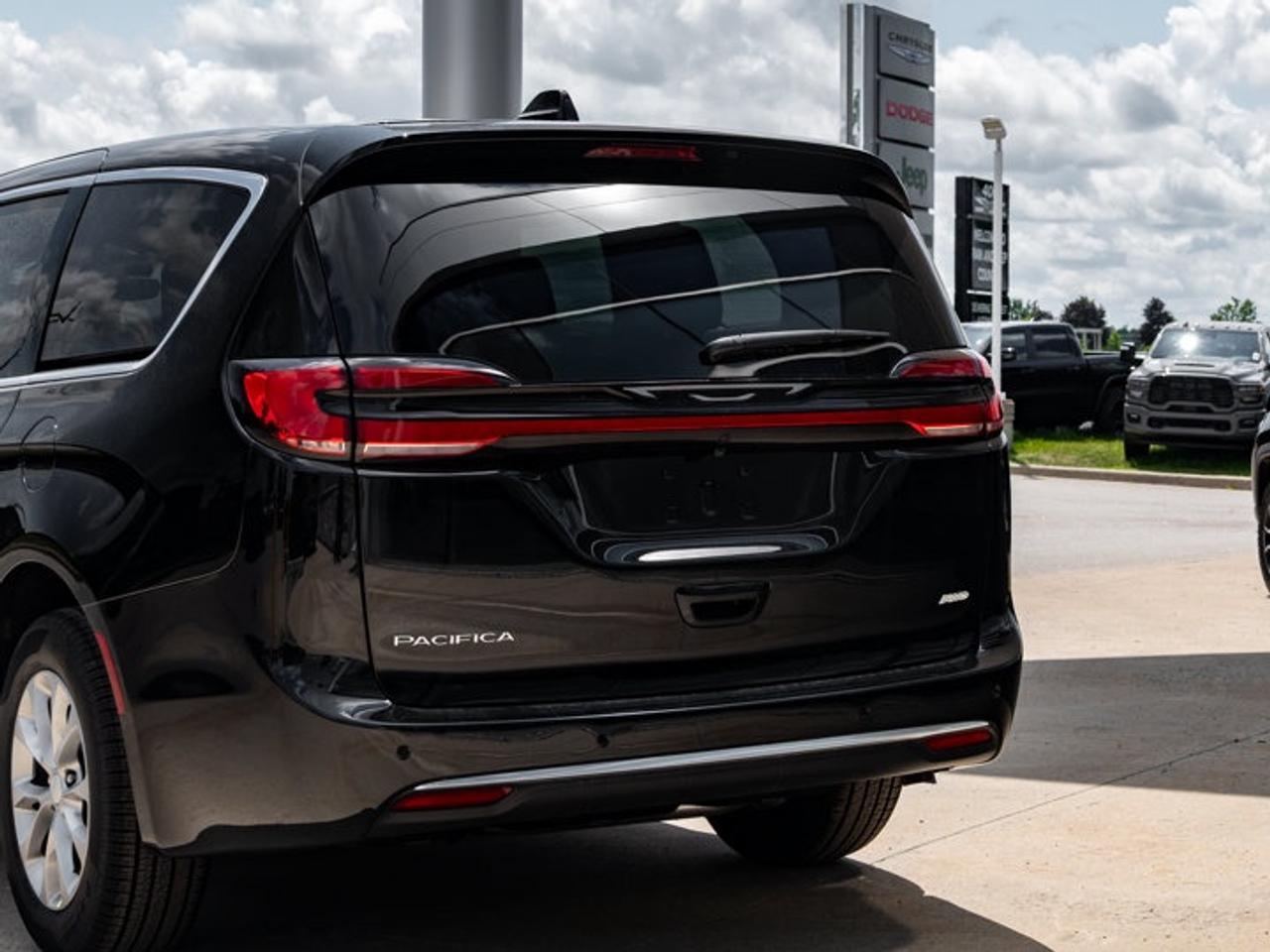 2027 Chrysler Pacifica Select Photo