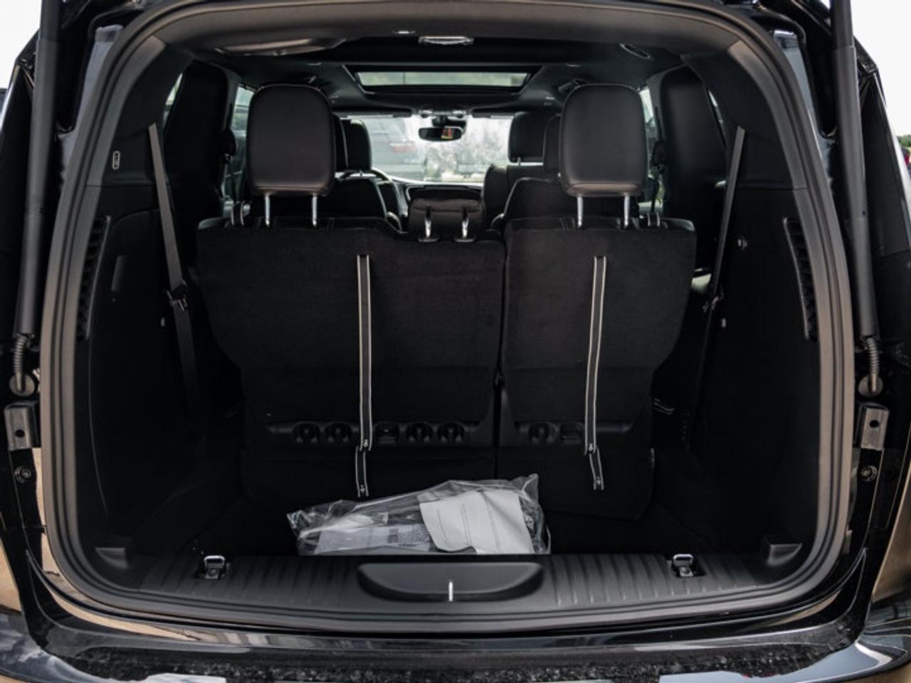 2027 Chrysler Pacifica Select Photo